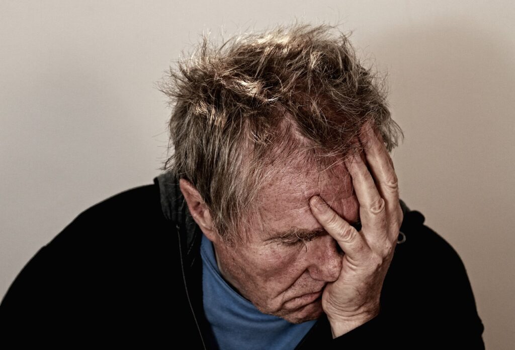 alter Mann leidet unter Migräne Hausmittel gegen Kopfschmerzen Unsere Tipps