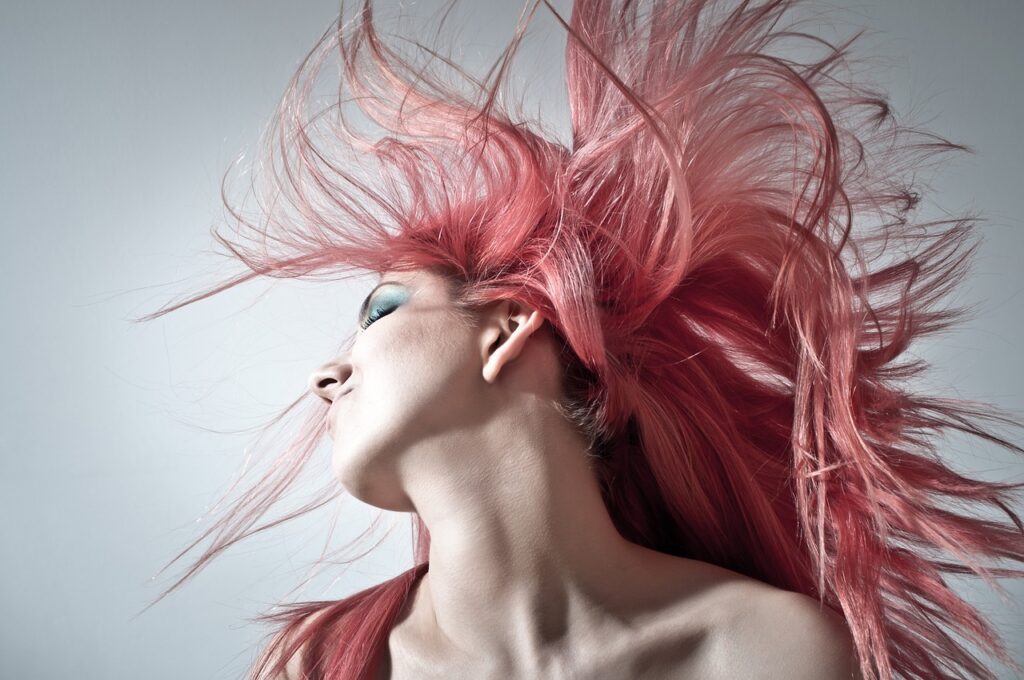 junge Frau lange Haare pink Hausmittel gegen Läuse So loswerden