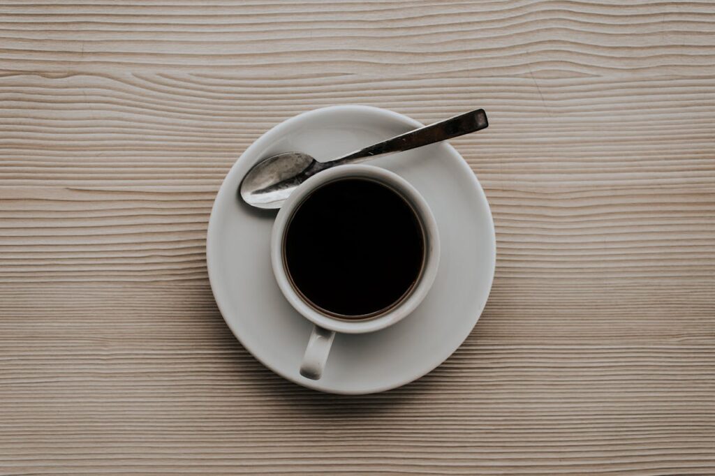 schwarzes Getränk in Tasse Tisch Kaffee oder Tee Die ewige Diskussion