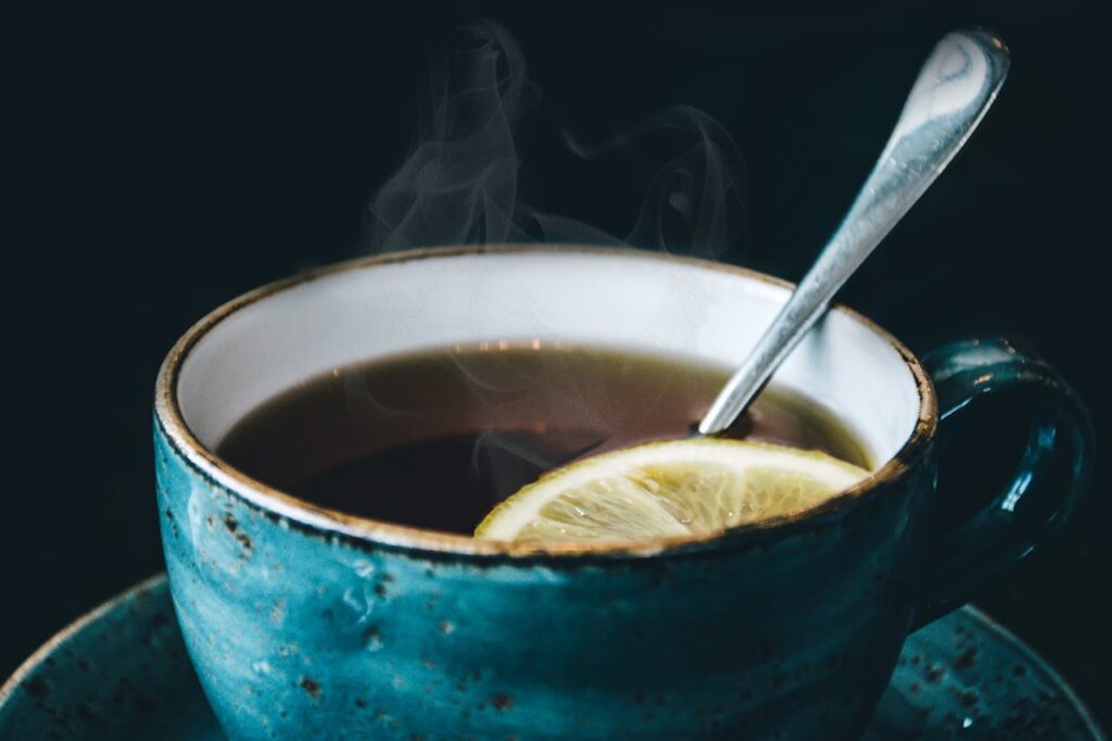 warme Tasse Tee Kann Tee bei Gelenkschmerzen helfen